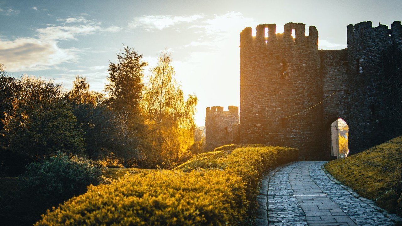 Gut erhaltene Burgen faszinieren die Menschen noch heute.