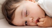 Oh no, Bindehautentzündung! Was deinem Kind jetzt hilft  – und wie lange die Kita tabu ist
