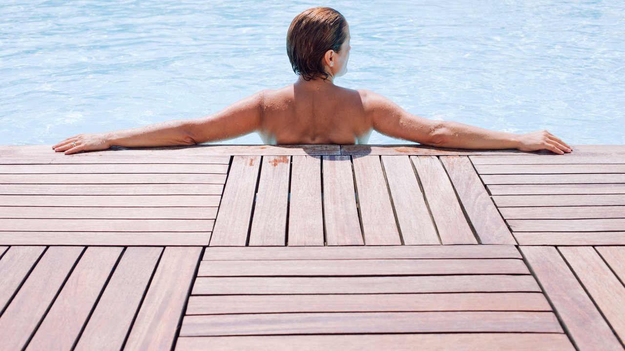 Nackt am Hotelpool