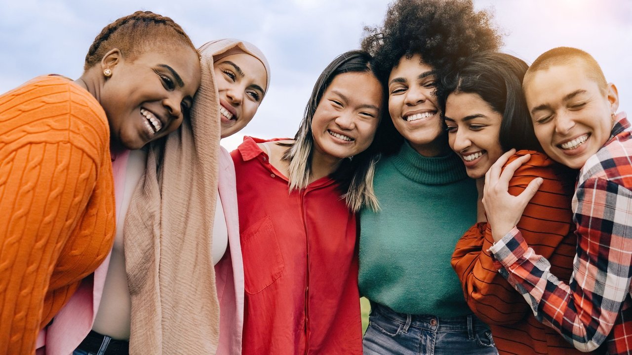 Feministin-Quiz: Glückliche Frauen stehen zusammen