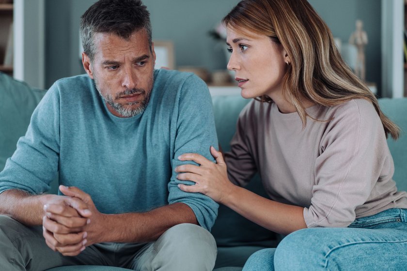 Untreue-Anzeichen: Frau erzählt Ehemann eine Lügengeschichte