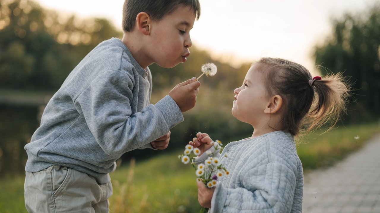 Geschwister mit Pusteblume