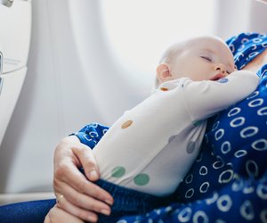 Fliegen mit Baby: So bleiben Eltern und Baby entspannt