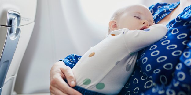 Fliegen mit Baby: Mit diesen 8 Tipps bleiben Eltern und Baby entspannt