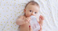 Trinkmenge beim Baby: So viel Flüssigkeit und Trinkmahlzeiten brauchen Säuglinge