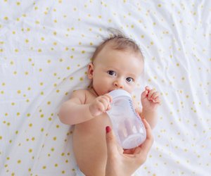 Trinkmenge beim Baby: So viel Flüssigkeit und Trinkmahlzeiten brauchen Säuglinge