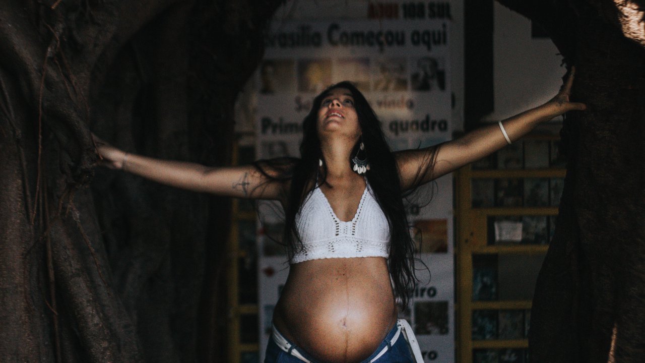 Organverschiebung Schwangerschaft: Schwangere in magischer Umgebung