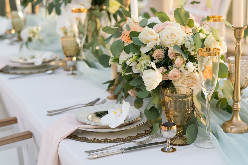 Weiße Rosen und elegante Tischdekoration
