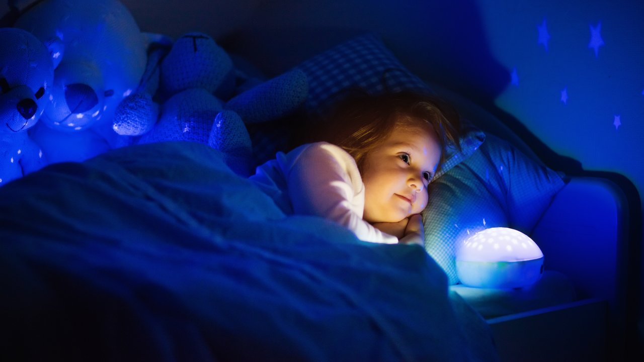 Nachtlicht - Mädchen im Bett mit Nachtlicht