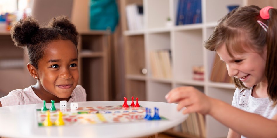 Kinderspiele Fur Drinnen 50 Lustige Indoor Spiele Fur Kinder Familie De