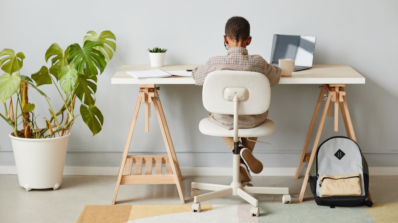 Schreibstischstuhl Kinder - Kind an Schreibtisch