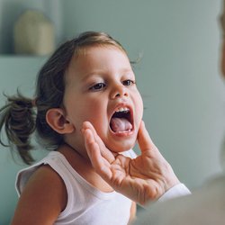 Kehlkopfentzündung bei Kindern: Von harmlos bis Atemnot