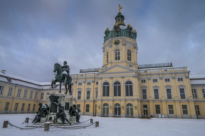 Winter, Schlosshof, Reiterdenkmal Friedrich Wilhelm der Große Kurfürst, Charlottenburger Schloss, Charlottenburg, Berlin, Deutschland Winter, Schlosshof, Reiterdenkmal Friedrich Wilhelm der Große Kurfürst, Charlottenburger Schloss, Charlottenburg, Berlin, Deutschland *** Winter, Palace Courtyard, Equestrian Monument to Frederick William the Great Elector, Charlottenburg Palace, Charlottenburg, Berlin, Germany Winter, Palace Courtyard, Equestrian Monument to Frederick William the Great Elector, Charlottenburg Palace, Charlottenburg, Berlin, Germany