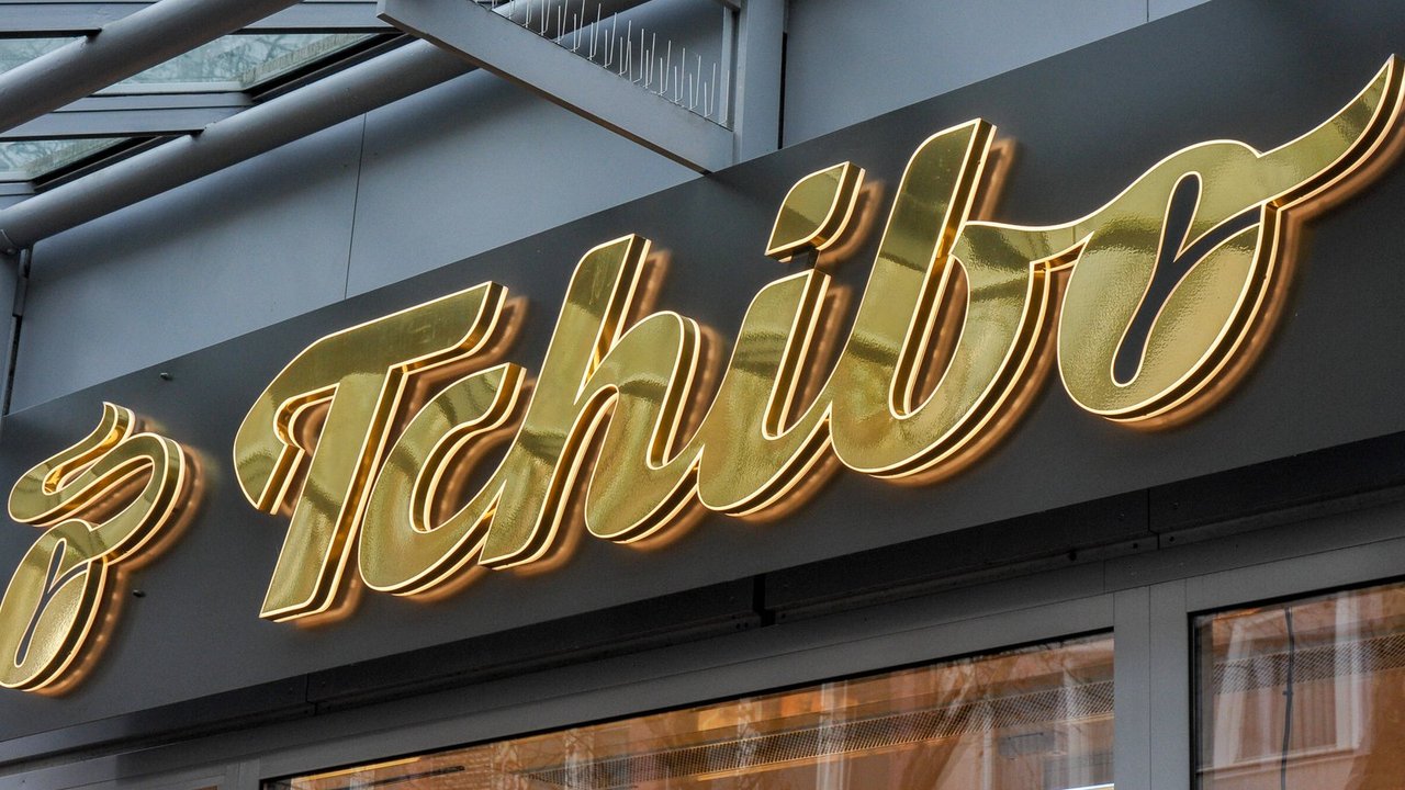 Dieser XL-Eiswürfelbereiter von Tchibo bringt extra große Eiswürfel in deine Drinks.