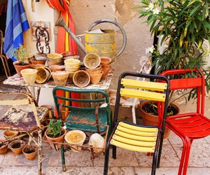 Dieser stylische Übertopf von Depot für den Balkon zieht alle Blicke auf sich