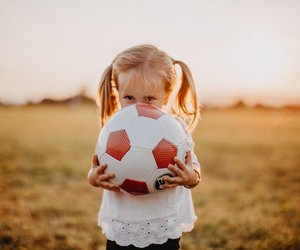 Entwicklung der Motorik ab 3 Jahren: Wann können Kinder werfen und fangen?