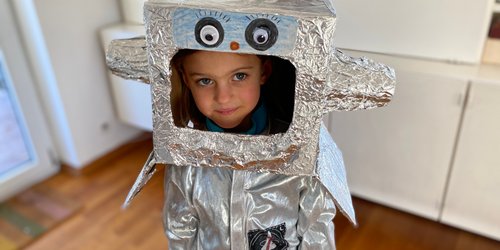 So gestaltet ihr ein DIY-Roboterkostüm für Kids in nur 10 Minuten