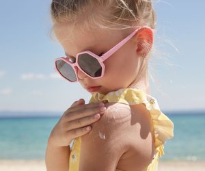 Sonnenallergie bei Kindern: Was akut hilft und vorbeugend wirkt