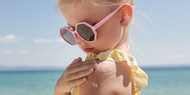 Sonnenallergie bei Kindern: Was akut hilft und vorbeugend wirkt