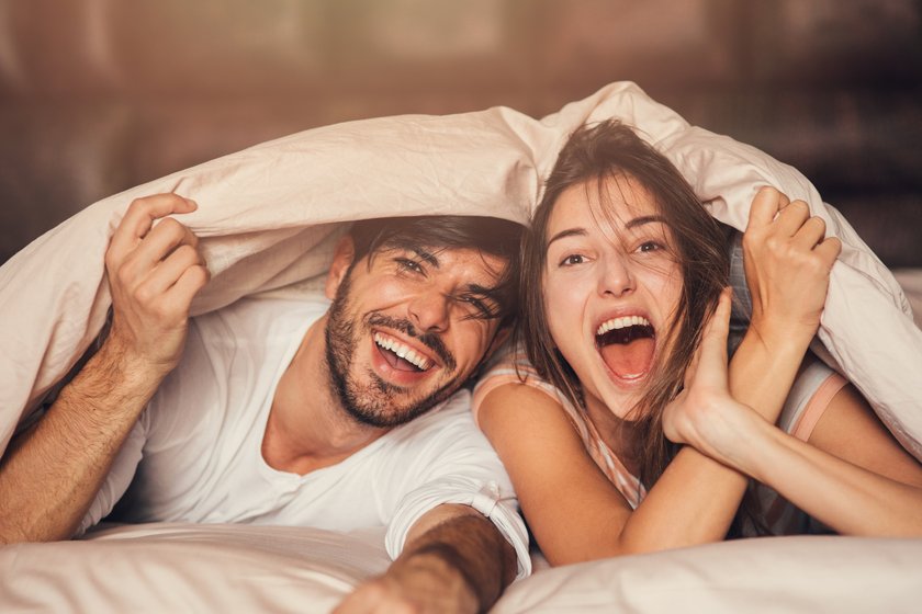 Zusammen lachen im Bett