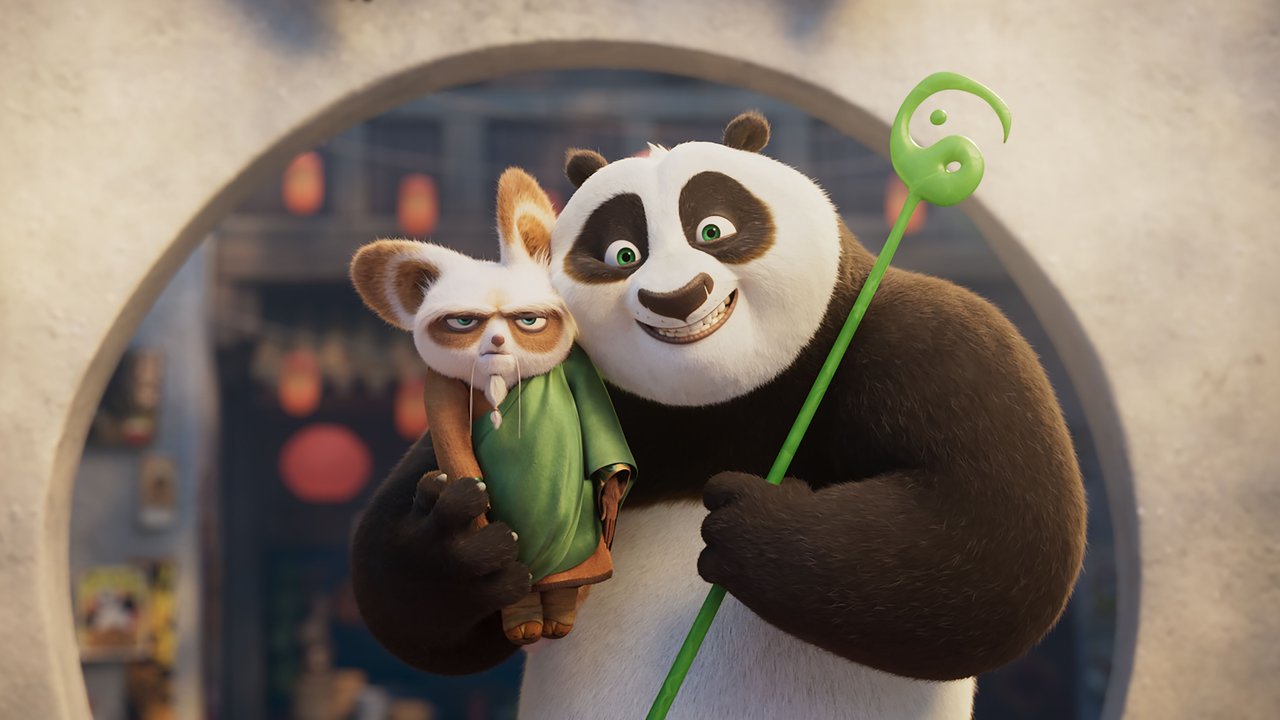 Kung Fu Panda 4: Meister Shifu wird von Po umarmt