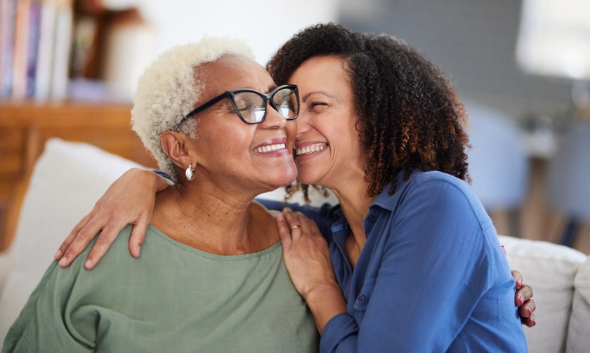 Beziehung zu erwachsenem Kind: Mutter und Tochter umarmen sich