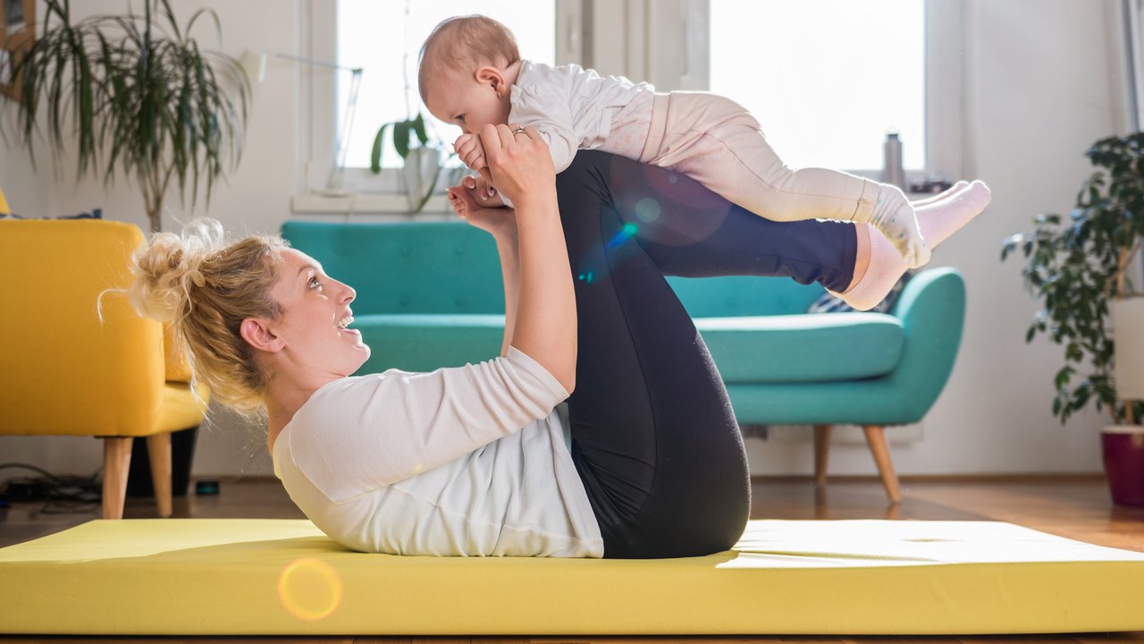 Sport mit Baby 3 Übungen für zuhause