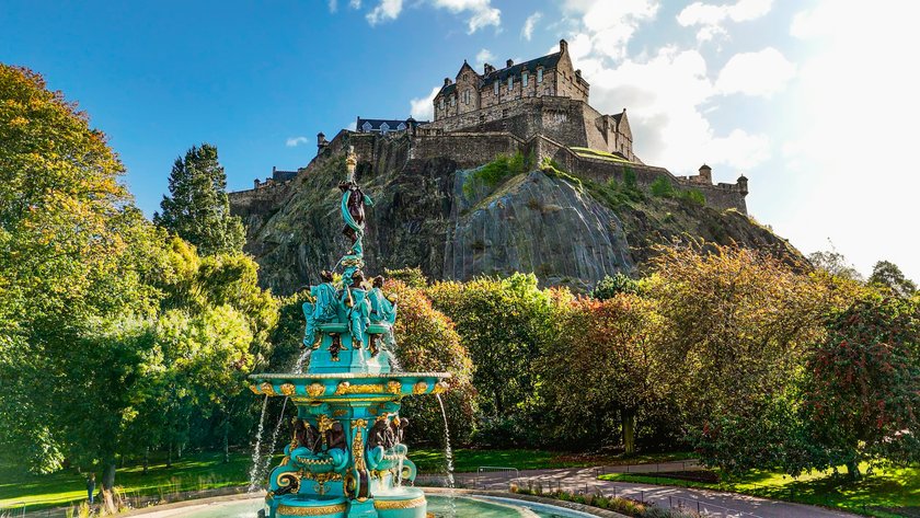 Garten mit Springbrunnen in Edinburgh, Schottland