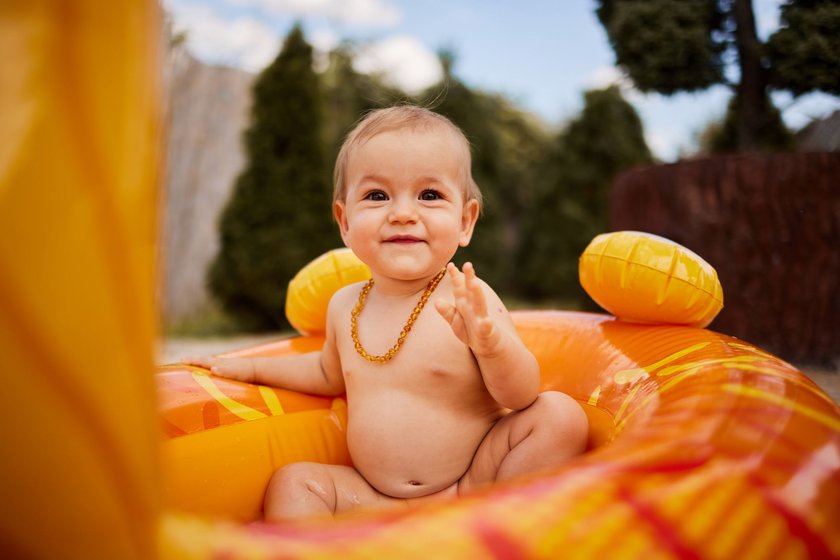 Mit dem Baby sicher durch den Sommer: Baby planscht vergnügt im Planschbecken.