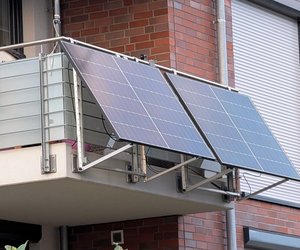 Zwischen&#x20;Kinderspielzeug&#x20;und&#x20;Blumenk&#x00E4;sten&#x3A;&#x20;Balkonkraftwerke&#x20;erobern&#x20;Familien&#x20;&#x2013;&#x20;und&#x20;das&#x20;lohnt&#x20;sich.