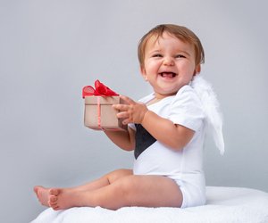 Von Avu bis Thijs: 20 Babynamen, die "Geschenk" bedeuten