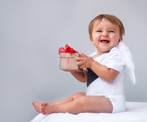 So passend für euer Kind: 20 Vornamen, die "Geschenk" bedeuten