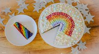 Einen coolen Regenbogenkuchen backen: So einfach geht's!