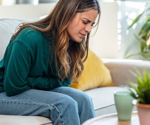 Du spürst ein Vibrieren im Unterleib? 6 Ursachen dafür & was du dagegen tun kannst