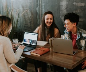 Persönliche Bürohelden: Mit diesen 3 Sternzeichen macht Arbeiten Spaß