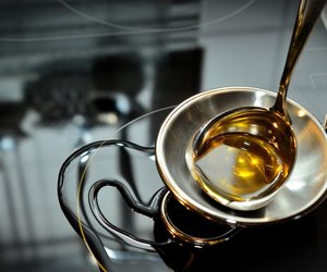 Rapsöl Haltbarkeit: So lange kannst du das Pflanzenöl verwenden