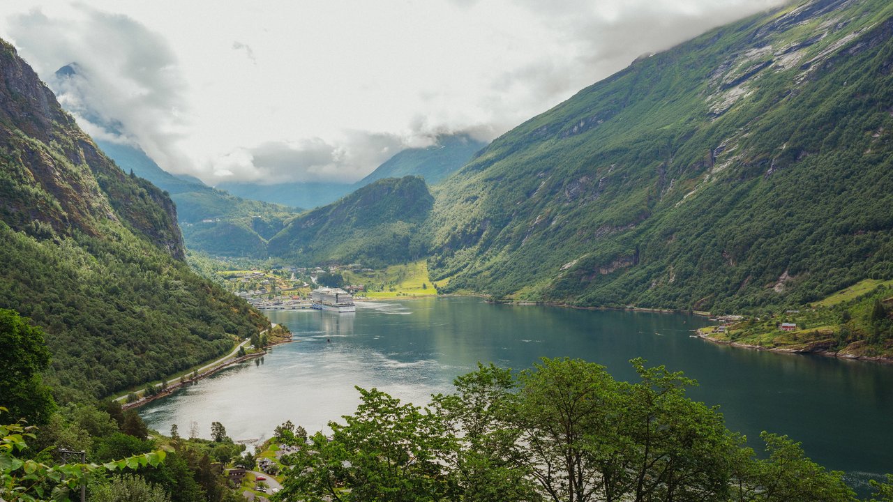 Er sieht aus wie ein Fluss, doch es ist ein Fjord in Norwegen.