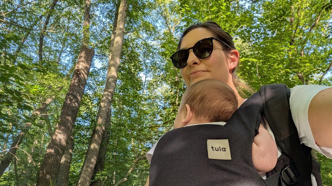 Tula Explore Urbanista - Mama & Baby im Wald