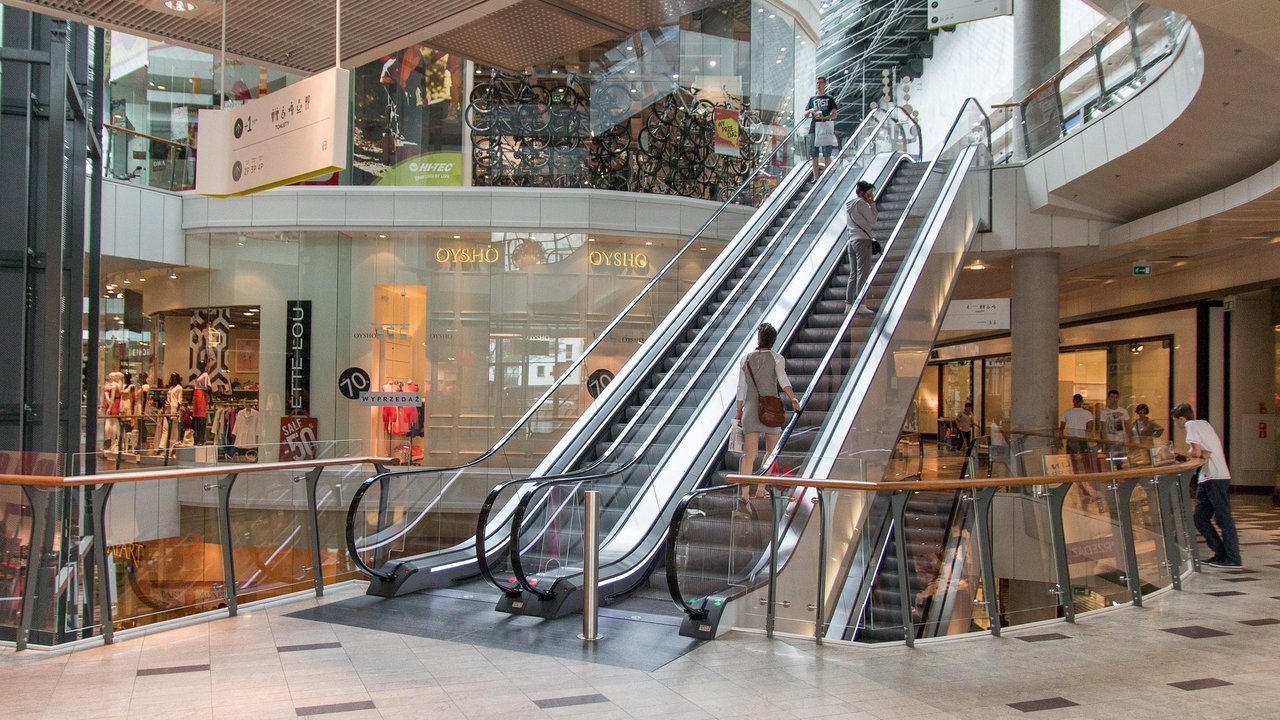 Mit der Rolltreppe zu fahren, ist im Einkaufszentrum für Kinder besonders spannend.