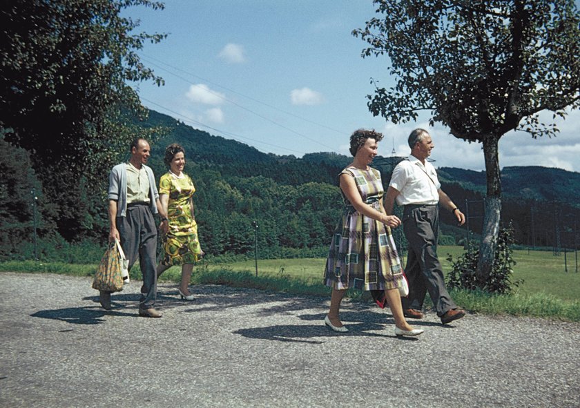 Pärchen 1960er gehen spazieren