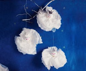 Einfache Weihnachtsdeko: Schneeflocken aus Papiertaschentüchern