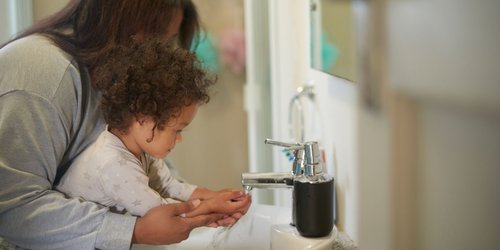 "Lässt sich so leicht umfunktionieren!" - 8 magische Montessori-Hacks für euer Badezimmer