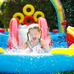5 Gartenspielzeuge, mit denen das draußen spielen noch mehr Spaß macht