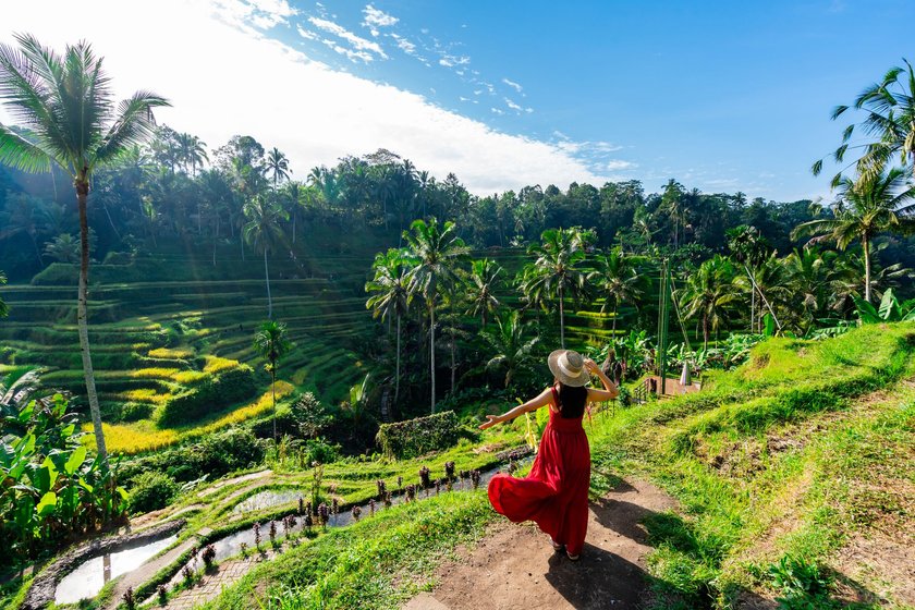 Junge Touristin auf den Reisterrassen in Bali