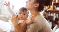 Baby anziehen: 9 Tipps, wie es ganz leicht klappt