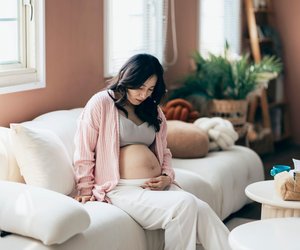 Häufiger Stuhlgang in der Schwangerschaft: Woran es liegen kann, dass dein Bauch jetzt verrückt spielt