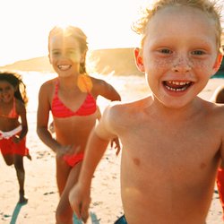 Urlaub für alle: 11 Tipps für den Urlaub mit befreundeten Familien