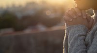 Gebete für Verstorbene, die Hoffnung schenken: 29 schöne Gedenkverse für Menschen in Trauer