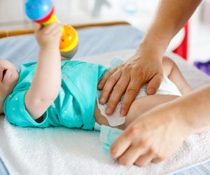 Hüftdysplasie bei Babys: Warum eine Spreizhose helfen kann