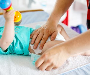 Hüftdysplasie bei Babys: Warum eine Spreizhose helfen kann